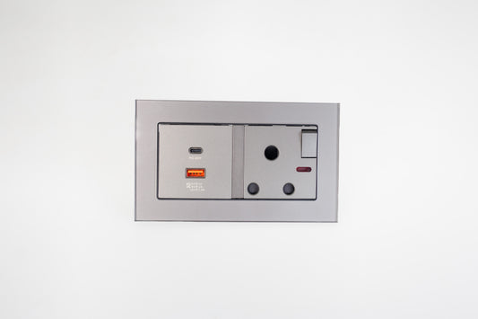 Glass 15A socket with USB/C point